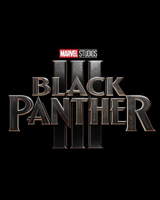 "Pantera Negra 3" (Black Panther 3) foi oficialmente anunciado pela Marvel Studios no Hall H da SDCC (San Diego Comic-Con) com o retorno do diretor Ryan Coogler e a escalação do ator David Jonsson como o novo protagonista da franquia.Jonsson interpretará Toussaint (ou T'Challa II), filho de T'Challa e Nakia, personagem apresentado na cena pós-créditos de "Pantera Negra: Wakanda Para Sempre" (2022).Até o momento, fazem parte do elenco David Jonsson, Letitia Wright e Winston Duke. Outra participação já anunciada anteriormente e confirmada é a do ator Denzel Washington, cujo papel está sendo mantido em segredo.Coogler revelou que o terceiro longa-metragem de Pantera Negra será o primeiro filme do Universo Cinematográfico da Marvel gravado inteiramente em película de grande formato, o que promete elevar ainda mais a qualidade visual da produção.A estreia de Pantera Negra 3 nos cinemas está prevista para 15 de dezembro.•••#panteranegra #panteranegra3 #marvelbrasil #ryancoogler #davidjonsson