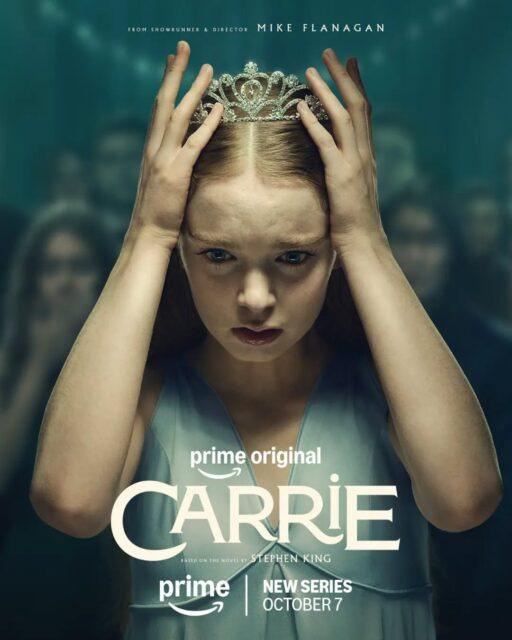 A Amazon Prime Video divulgou o pôster de "Carrie: A Estranha" (Carrie), nova adaptação para TV do clássico romance de terror de Stephen King. A sinopse oficial afirma: “Carrie White (Summer Howell), uma adolescente rebelde, passou a vida escondida dentro das paredes de sua casa com sua mãe extremamente protetora, Margaret (Samantha Sloyan). Após a morte repentina e prematura de seu pai, que a lança no implacável ecossistema do ensino médio público, Carrie é forçada a lidar com um escândalo viral de bullying que assola sua comunidade, a pressão implacável e a crueldade casual da era das redes sociais e o despertar de misteriosos poderes telecinéticos que surgem junto com sua adolescência.”Além de Howell e Sloyan, o elenco inclui Siena Agudong como Sue Snell, Alison Thornton como Chris Hargensen, Joel Oulette como Tommy Ross, Josie Tota como Tina, Arthur Conti como Billy, Thalia Dudek como Emaline, Amber Midthunder como Srta. Desjardin e Matthew Lillard como Diretor Grayle.Mike Flanagan, uma das vozes mais influentes do gênero nos últimos anos, é o roteirista, produtor executivo e showrunner de Carrie, além de ter dirigido quatro de seus oito episódios. King também é produtor executivo, com a Amazon MGM Studios produzindo a série.A estreia mundial de "Carrie: A Estranha" está agendada para 7 de outubro.•••#carrie #carrieaestranha #stephenking #seriesdeterror #primevideobrasil