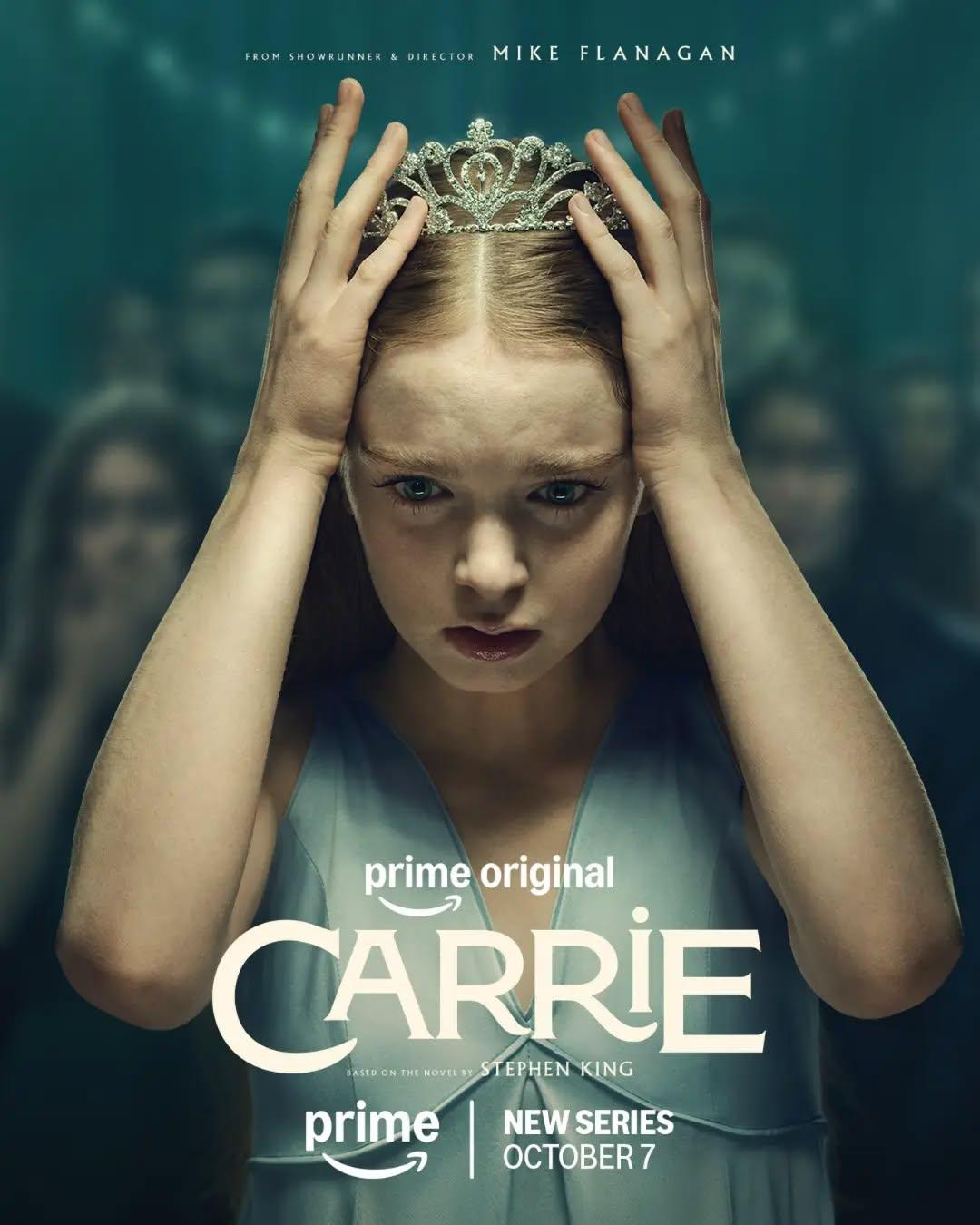 A Amazon Prime Video divulgou o pôster de "Carrie: A Estranha" (Carrie), nova adaptação para TV do clássico romance de terror de Stephen King. A sinopse oficial afirma: “Carrie White (Summer Howell), uma adolescente rebelde, passou a vida escondida dentro das paredes de sua casa com sua mãe extremamente protetora, Margaret (Samantha Sloyan). Após a morte repentina e prematura de seu pai, que a lança no implacável ecossistema do ensino médio público, Carrie é forçada a lidar com um escândalo viral de bullying que assola sua comunidade, a pressão implacável e a crueldade casual da era das redes sociais e o despertar de misteriosos poderes telecinéticos que surgem junto com sua adolescência.”Além de Howell e Sloyan, o elenco inclui Siena Agudong como Sue Snell, Alison Thornton como Chris Hargensen, Joel Oulette como Tommy Ross, Josie Tota como Tina, Arthur Conti como Billy, Thalia Dudek como Emaline, Amber Midthunder como Srta. Desjardin e Matthew Lillard como Diretor Grayle.Mike Flanagan, uma das vozes mais influentes do gênero nos últimos anos, é o roteirista, produtor executivo e showrunner de Carrie, além de ter dirigido quatro de seus oito episódios. King também é produtor executivo, com a Amazon MGM Studios produzindo a série.A estreia mundial de "Carrie: A Estranha" está agendada para 7 de outubro.•••#carrie #carrieaestranha #stephenking #seriesdeterror #primevideobrasil