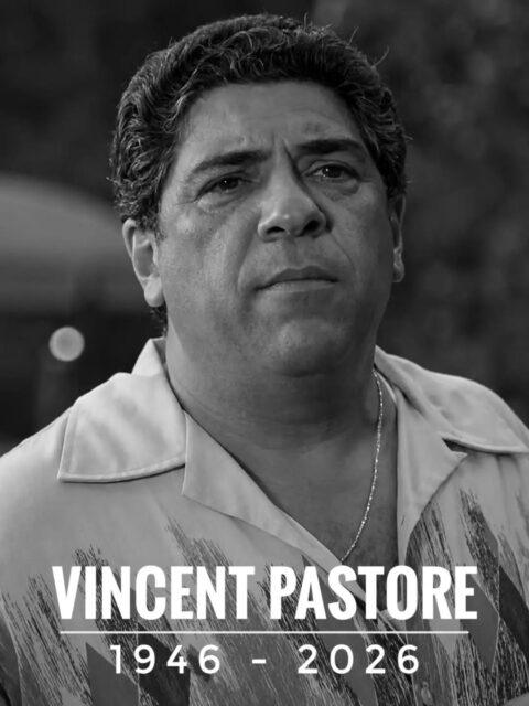 Vincent Pastore, conhecido por interpretar mafiosos no cinema e na televisão — em especial Salvatore "Big Pussy" Bonpensiero, em "The Sopranos" (Família Soprano), da HBO —, morreu aos 80 anos.O veterano ator foi encontrado sem vida em sua residência no City Island, no Bronx, em Nova York, neste sábado (1) por um vizinho, que não obtinha notícias dele há alguns dias.As circunstâncias em torno da morte serão investigadas.Descanse em paz, Vincent Pastore.•••#vincentpastore #familiasoprano #thesopranos #descanseempaz #rip