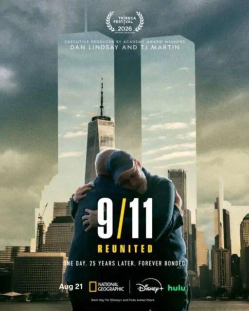 Confira o pôster da série documental em três episódios "9/11: Reunited" (em tradução livre para o português, '11 de Setembro: Reencontros'), produzida pela National Geographic em parceria com o 9/11 Memorial & Museum.Em “9/11 Reunited”, você acompanhará a história do 11 de setembro sob a perspectiva de sobreviventes que, naquele dia, viveram momentos de vida ou morte ao lado de desconhecidos e agora desejam reencontrá-los. Produzida em parceria com o Memorial e Museu do 11 de Setembro para marcar o 25º aniversário, esta importante nova série destaca histórias de heroísmo e humanidade em meio aos piores ataques terroristas da história dos EUA.No episódio de estreia, três homens que ficaram presos em um elevador na Torre Norte em 11 de setembro reencontram um dos limpadores de janelas do edifício, cuja entrada de última hora no elevador ajudou todos a sobreviver. Uma mulher, gravemente ferida por escombros, reencontra — pela primeira vez desde o 11 de setembro — o desconhecido que parou para salvar sua vida.No segundo episódio, enquanto equipes de socorro corriam para o World Trade Center em 11 de setembro, um avião sequestrado atingia o Pentágono. Uma cabo do Exército, que saltou de uma janela antes de sucumbir à inalação de fumaça, reencontra o membro dos Navy SEALs que a amparou na queda. Um bombeiro gravemente ferido no desabamento da torre sul encontra o paramédico que salvou sua vida.No terceiro e último episódio, após o desabamento da torre sul, um bombeiro trabalhou ao lado de um policial que, mais tarde, perdeu a vida. O bombeiro encontra a família do policial para dizer que ele estava pensando neles em seus momentos finais. Após o desabamento da torre norte, um policial da Autoridade Portuária ficou preso e gravemente ferido. Ele sobreviveu e reencontrou seus socorristas.A série documental "9/11: Reunited" estreia no dia 21 de agosto de 2026 no canal National Geographic nos Estados Unidos, com todos os episódios disponíveis para streaming no dia seguinte, 22 de agosto, nas plataformas Disney+ e Hulu. •••#911reunited #torresgemeas #wtc #worldtradecenter #seriedocumental