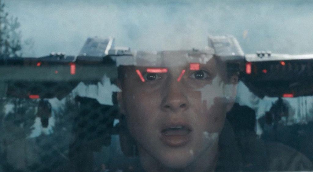 Ao se preparar para pisar no acelerador do veículo blindado, a número 7 se espanta ao dar de cara com a presença assustadora da máquina de guerra que se aproxima.