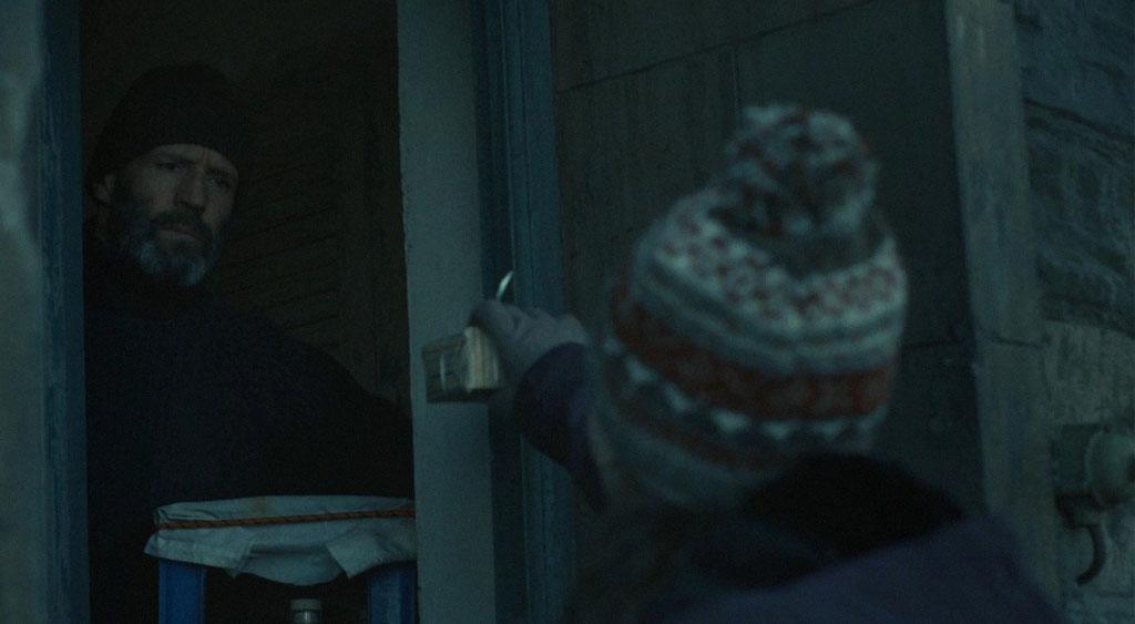 Advertida para não entregar a caixa de suprimentos na porta da casa de Mason, Jessie o impede de fechar a porta e lhe entrega uma caixa embrulhada como um presente. O gesto é ignorado por ele, e ela é novamente advertida para não subir mais até a casa dele.