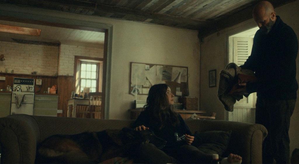 Ao retornar das compras na cidade, Mason entrega uma peça de roupa a Jessie. Ele também comprou doces e, o principal, os remédios para o tornozelo machucado dela.