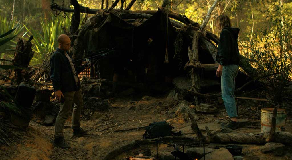 Ben se transforma no predador e avisa Sasha que começará a caçá-la assim que a música terminar.