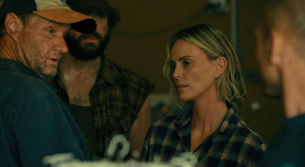 Ben interrompe dois homens locais que estavam importunando Sasha desde que ela entrou na loja de conveniência.