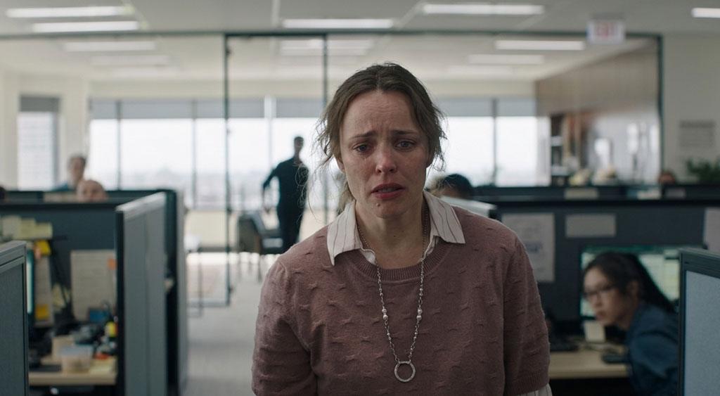 Linda segura o choro enquanto segue pelo corredor do escritório, se sentindo desprezada e humilhada pelo seu chefe, Preston, após conversarem sobre a recusa de promovê-la a vice-presidente.