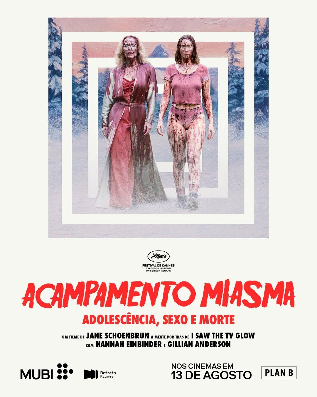 A MUBI divulgou o pôster de "Acampamento Miasma: Adolescência, Sexo e Morte" (Teenage Sex and Death at Camp Miasma), longa-metragem slasher escrito e dirigido por Jane Schoenbrun, aclamado no Festival de Cannes.Sinopse oficial: "Após anos de sequências mal feitas e de fãs em declínio, a franquia Camp Miasma é entregue a uma jovem diretora entusiasmada (Hannah Einbinder). Quando ela visita a estrela do filme original (Gillian Anderson), uma atriz reclusa envolta em mistério, as duas caem em um mundo encharcado de sangue, desejo, medo e delírio." Ambientada nos anos 1980, a trama é uma homenagem ao cinema slasher.O tema proposto pela narrativa não se limita ao slasher; o enredo também funciona como uma comédia ácida com foco na metalinguagem, além de examinar o histórico dos filmes de terror em VHS da década de 1980.O elenco é estrelado por Hannah Einbinder e Gillian Anderson. Também estão no filme Patrick Fischler, Jess McLeod, Jack Haven, Sarah Sherman, Dylan Baker, Jasmin Savoy Brown, Zach Cherry, Eva Victor, Kevin McDonald, Quintessa Swindell, Amanda Fix, Arthur Conti, William Vaughan, Aren Buchholz, Hunter Dillon e Louise Weard.Nos Estados Unidos, a produção cinematográfica recebeu a classificação "R" (Restricted, ou Restrito, em português)  devido à violência sangrenta, à nudez gráfica e ao conteúdo sexual.De acordo com a informação contida no pôster, o lançamento do filme nos cinemas está previsto para o dia 13 de agosto.•••#mubibrasil #slasher #horror #gilliananderson #hannaheinbinder