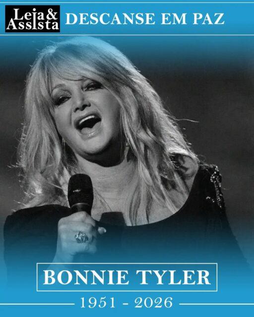 #BonnieTyler, a voz lendária por trás de canções como "Total Eclipse of the Heart" (1983), "Holding Out for a Hero" (1984) e "It's a Heartache" (1977), morreu aos 75 anos.A icônica cantora inglesa morreu na noite desta quarta-feira, 8 de julho, devido a complicações decorrentes de uma grave perfuração intestinal. Ela estava em coma induzido desde o início de maio, quando precisou passar por uma cirurgia de emergência no intestino. Embora tenha despertado do coma, não resistiu ao quadro debilitado e faleceu em um hospital em Portugal.Bonnie Tyler é o nome artístico da cantora galesa Gaynor Hopkins, que tem um estilo de voz caracterizado por um timbre rouco, potente e expressivo. Essa voz rouca de Bonnie surgiu de forma acidental em 1977, quando ela precisou fazer uma cirurgia para remover nódulos das cordas vocais, mas não respeitou o período de repouso recomendado. Assim que gritou de raiva após o procedimento, suas cordas vocais foram alteradas permanentemente, resultando na famosa marca registrada conhecida em todo o mundo.Após emplacar alguns sucessos na Europa, a loura alcançou a fama mundial em 1983, com o lançamento de um dos maiores exemplos do estilo power ballad (ou balada de poder) de todos os tempos: "Total Eclipse of the Heart", escrita pelo icônico produtor Jim Steinman. Ela foi a primeira cantora galesa a alcançar o primeiro lugar nas paradas musicais dos Estados Unidos e do Reino Unido ao mesmo tempo.No ano seguinte, 1984, foi a vez de fazer sucesso com a música "Holding Out for a Hero", também escrita por Steinman, em parceria com Dean Pitchford. A faixa foi lançada especialmente para a trilha sonora do clássico filme "Footloose: Ritmo Louco" (1984).Bonnie Tyler também se lembrou do Brasil ao fazer uma parceria com o cantor Fábio Jr. em 1987. A música "Sem Limites pra Sonhar" (Reaching for the Infinite Heart, em inglês) chegou ao topo das paradas brasileiras, e um videoclipe foi lançado no programa Fantástico, da Rede Globo, em 11 de janeiro do mesmo ano. [Continua nos comentários]