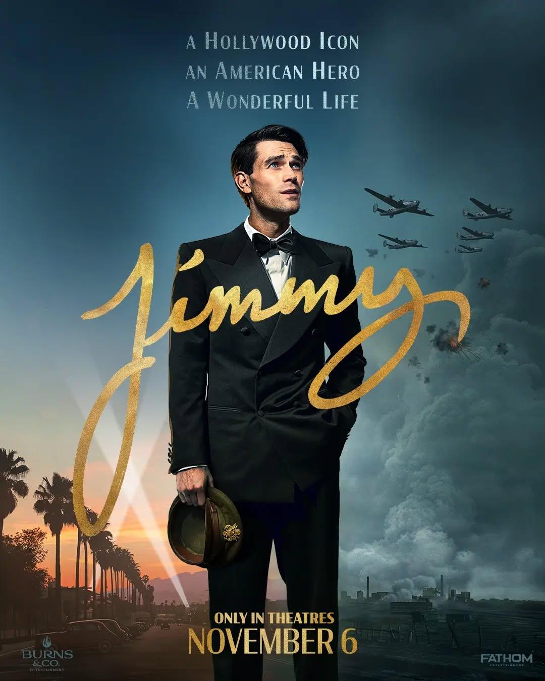 Veja o pôster de "Jimmy", um filme biográfico e dramático norte-americano que retrata a vida do lendário ator James "Jimmy" Stewart.Dirigido por Aaron Burns e estrelado por KJ Apa (conhecido pela série Riverdale), o filme biográfico conta a história real e a trajetória do lendário ator norte-americano James Stewart, focando em sua ascensão em Hollywood, sua vitória no Oscar e seu alistamento na Força Aérea do Exército dos Estados Unidos (USAAF), onde atuou como piloto de caça durante a Segunda Guerra Mundial.Além de KJ Apa, que interpreta o lendário ator e piloto de combate James "Jimmy" Stewart, o elenco conta com Jason Alexander como Louis B. Mayer (chefe do estúdio MGM), Max Casella (Frank Capra, renomado diretor de A Felicidade Não Se Compra), Sarah Drew (Hedda Hopper, famosa colunista de fofocas de Hollywood), Jen Lilley (Gloria Stewart, esposa de James Stewart), Christopher McDonald (Lionel Barrymore, ator que interpretou o icônico vilão Sr. Potter), Rob Riggle (Coronel Terrill, do Exército dos EUA), Neal McDonough (Alexander Stewart, pai de Jimmy) e Jemma Donovan (Ginger Rogers, atriz com quem Stewart contracenou). Esses são os principais nomes confirmados no elenco do longa-metragem, que dão vida a figuras históricas da era de ouro de Hollywood e da história militar americana.Um detalhe importante nos bastidores da produção é a participação de Kelly Stewart-Harcourt, filha de James Stewart, que atua como produtora executiva, garantindo uma abordagem mais íntima e fiel aos fatos reais da vida do ator.Até o momento, não há data oficial de estreia da cinebiografia de James Stewart nos cinemas do Brasil. Nos Estados Unidos, o lançamento está confirmado para 6 de novembro de 2026.•••#jamessteward #segundaguerramundial #cinebiografia #docudrama #biografia