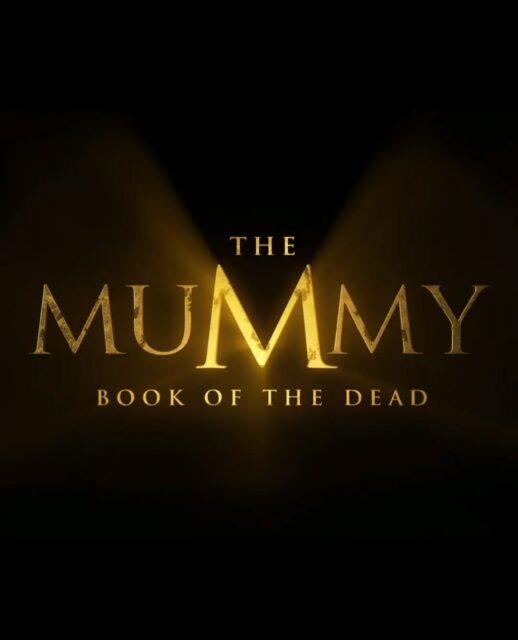 Em um ano, estreará "The Mummy: Book of the Dead", quarto filme da franquia iniciada em 1999, que mistura ação, aventura, fantasia e terror em sua história.O novo filme chega aos cinemas com o retorno dos protagonistas Brendan Fraser e Rachel Weisz, do elenco original. Eles estão de volta em ação para viver mais uma aventura como os personagens Rick O'Connell e Evelyn Carnahan.Ao lado do casal, estão confirmados no elenco principal: John Hannah (Jonathan Carnahan), Arnold Vosloo (Imhotep) e Oded Fehr (Ardeth Bay).Tanto o lançamento quanto a distribuição mundial estão a cargo da Universal Pictures. A produção do longa-metragem fica por conta da própria Universal, em parceria com as empresas Radio Silence Productions (dos diretores Matt Bettinelli-Olpin e Tyler Gillett), Project X Entertainment e Hivemind.O lançamento de "A Múmia 4" está previsto para 15 de outubro de 2027, segundo anúncio da Universal Pictures.•••#amumia #amumia4 #brendanfraser #rachelweisz #filmesdeterror