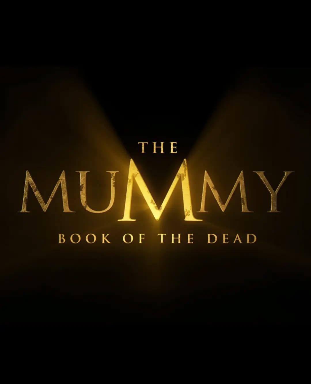 Em um ano, estreará "The Mummy: Book of the Dead", quarto filme da franquia iniciada em 1999, que mistura ação, aventura, fantasia e terror em sua história.O novo filme chega aos cinemas com o retorno dos protagonistas Brendan Fraser e Rachel Weisz, do elenco original. Eles estão de volta em ação para viver mais uma aventura como os personagens Rick O'Connell e Evelyn Carnahan.Ao lado do casal, estão confirmados no elenco principal: John Hannah (Jonathan Carnahan), Arnold Vosloo (Imhotep) e Oded Fehr (Ardeth Bay).Tanto o lançamento quanto a distribuição mundial estão a cargo da Universal Pictures. A produção do longa-metragem fica por conta da própria Universal, em parceria com as empresas Radio Silence Productions (dos diretores Matt Bettinelli-Olpin e Tyler Gillett), Project X Entertainment e Hivemind.O lançamento de "A Múmia 4" está previsto para 15 de outubro de 2027, segundo anúncio da Universal Pictures.•••#amumia #amumia4 #brendanfraser #rachelweisz #filmesdeterror