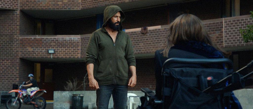 Frank Castle se vê cercado por assassinos, enquanto a matriarca da Família Gnucci, Ma Gnucci, oferece uma recompensa pela sua cabeça.