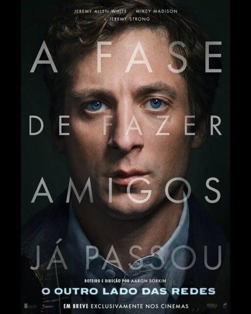 A sequência de "A Rede Social" (The Social Network, 2010), intitulada "O Outro Lado das Redes" (The Social Reckoning), ganhou pôsteres individuais do elenco principal: Jeremy Strong como Mark Zuckerberg, Jeremy Allen White como Jeff Horwitz e Mikey Madison como Frances Haugen.Não deixe de assistir ao novo filme escrito e dirigido por Aaron Sorkin, que estreia em 8 de outubro e será exibido exclusivamente nos cinemas.•••#ooutroladodasredes #aaronsorkin #jeremystrong #jeremyallenwhite #mikeymadison
