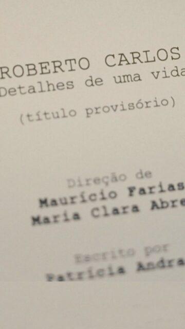 Em parceria com a Paris Filmes, a Globo Filmes divulgou um vídeo dos bastidores do início das gravações de “Detalhes de uma Vida”, cinebiografia de ficção que retrata a trajetória do cantor Roberto Carlos.O enredo do longa-metragem terá como ponto de partida o acidente ocorrido na infância do cantor, em 1947, que resultou na amputação de sua perna direita. A narrativa acompanhará momentos de sua juventude, desde seus primeiros passos na música, nas décadas de 1950 e 1960, até os anos 1970.O clímax desse recorte será o primeiro grande show de Roberto Carlos no antigo Canecão, no Rio de Janeiro. Intitulado “Roberto Carlos a 200 km por hora!”, o espetáculo estreou em 3 de setembro de 1970, com produção e orquestração realizadas.Os nomes confirmados para o elenco são: Victor Medeiros, como Roberto Carlos (cantor e compositor); Marina Ruy Barbosa, como Cleonice Rossi (Nice, primeira esposa de Roberto Carlos); Leonardo Bittencourt, como Erasmo Carlos; Júlia Gomes, como Wanderléa; Sophie Charlotte, como Magda; e Pedro Lamin, como Ronaldo Bôscoli.A produção tem como responsável pela direção Maurício Farias (do longa Hebe: A Estrela do Brasil e da minissérie Hebe), enquanto Patrícia Andrade (Senna) assume como roteirista.A Conspiração Filmes é a produtora principal, responsável por tocar e realizar as filmagens da cinebiografia, enquanto a Globo Filmes e a Sony Music atuam como coprodutoras. A Paris Filmes é responsável pela distribuição do filme nos cinemas brasileiros.•••#detalhesdeumavida #robertocarlos #cinebiografia #cinemabrasileiro #filmesbrasileiros