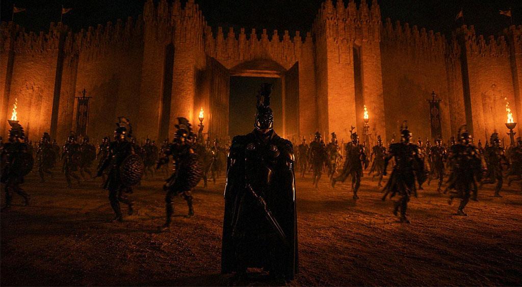 A liberdade artística do diretor Christopher Nolan pode ser vista na armadura e no capacete de Agamenon.