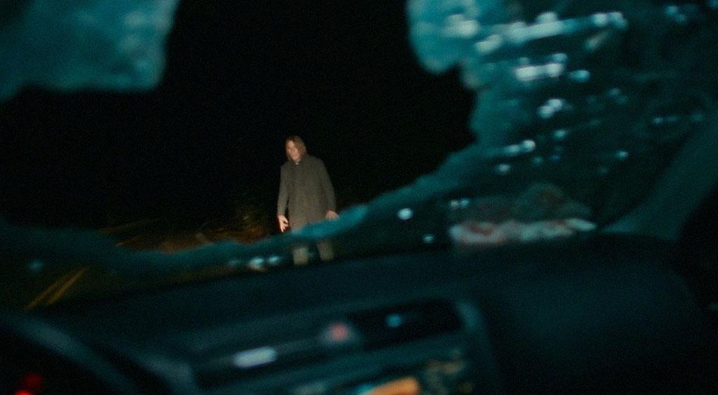 No meio da escuridão da noite, "The Passenger" surge à beira da estrada, prestes a ceifar mais uma vida.