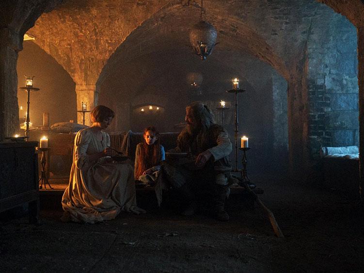 Sob a luz de velas, Irmã Brigid, Little Margaret e Robin Hood se reúnem para jantar como se fossem uma família.