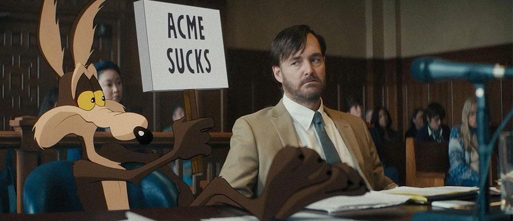 Wile E. Coyote ergue uma de suas plaquinhas durante a sessão do tribunal, ao lado de seu advogado, Kevin Avery.